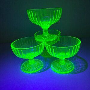 Vintage 4 Green Uranium Vaseline Glass Dessert Parfait Cups Footed Glow Ribbed